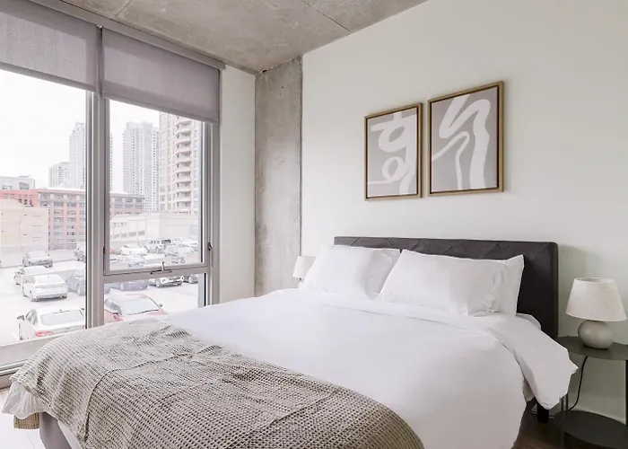 Апартаменты Blueground West Loop Rooftop Pool Gym Chi-1138 *